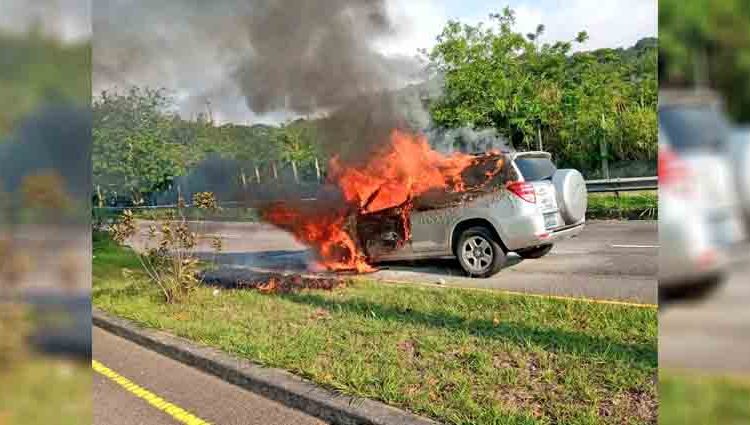 Vehículo se incendia sobre el bulevar Luis Poma