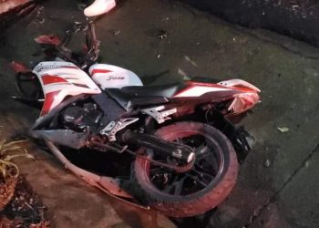 Conductor impacta y saca de la calle a motociclista dejándolo con graves daños