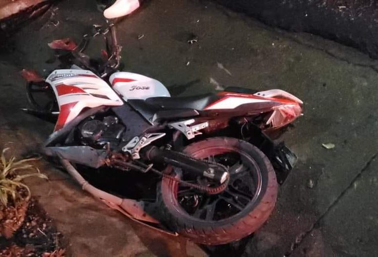 Conductor impacta y saca de la calle a motociclista dejándolo con graves daños