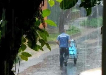 Se viraliza fotografía de empleado de purificadora de agua trabajando bajo la lluvia