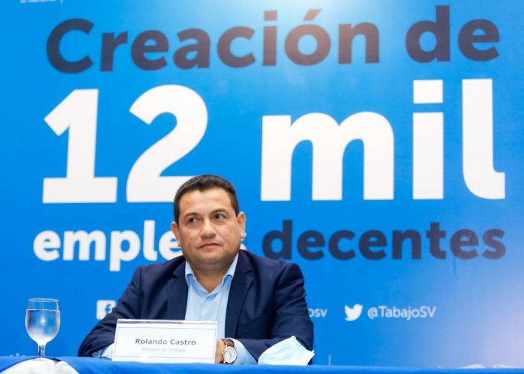 Ministro Rolando Castro anuncia la creación de 12 mil empleos en el rubro de teleoperadores bilingües