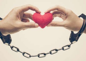 Pareja que se encadenó para poner a prueba su amor se libera 4 meses más tarde para seguir por separado
