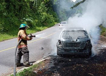 Vehículo con fuga de combustible se incendia en carretera al volcán de San Salvador