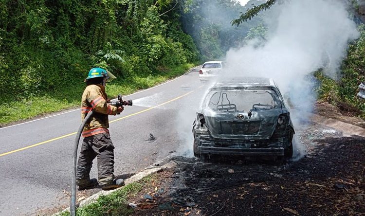 Vehículo con fuga de combustible se incendia en carretera al volcán de San Salvador
