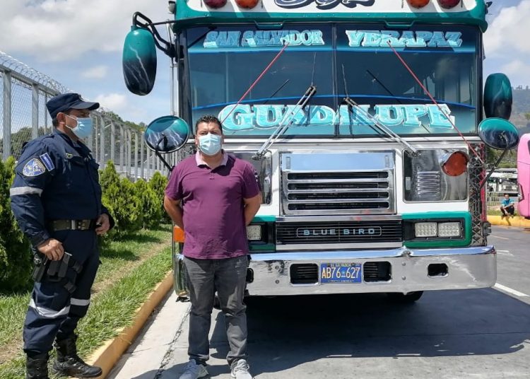 Detienen a busero pasado de copas que viajaba con 13 pasajeros