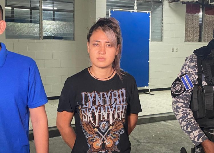 Joven es capturada por tener en su poder un arma de guerra en Santa Ana