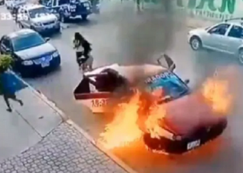 Se incendia taxi y pasajeros logran escapar del aterrador momento