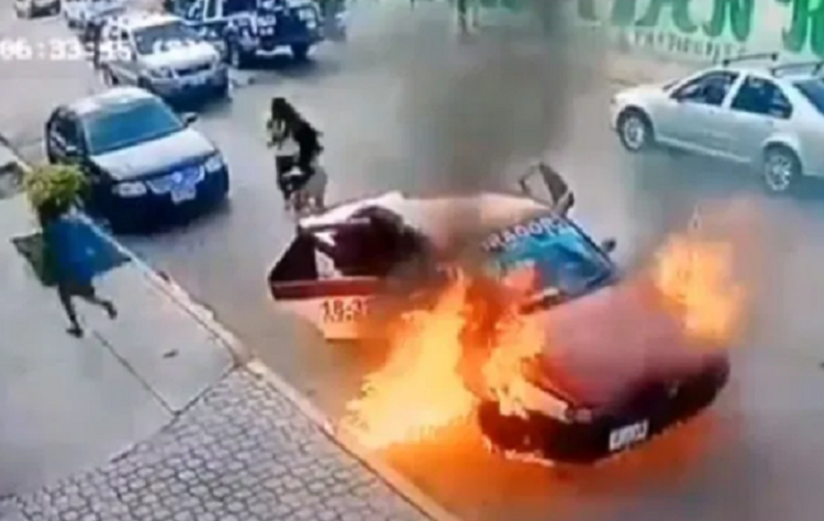 Se incendia taxi y pasajeros logran escapar del aterrador momento