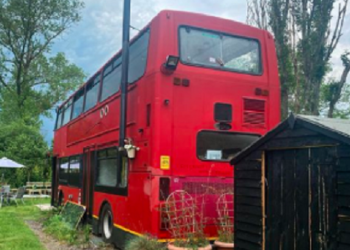 Viejo autobús de dos pisos es transformado en una casa de lujo