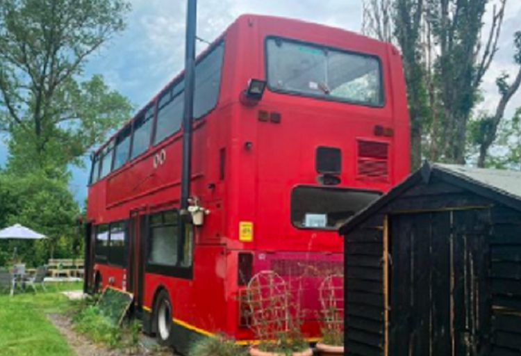 Viejo autobús de dos pisos es transformado en una casa de lujo
