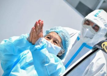 Abuelitos agradecen con una oración tras recibir el alta médica por Covid-19 y regresan con su familia