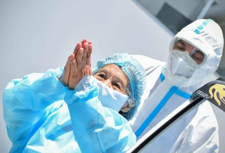 Abuelitos agradecen con una oración tras recibir el alta médica por Covid-19 y regresan con su familia