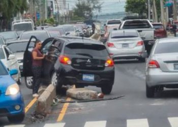 Conductora se accidenta y termina sobre los separadores del Paseo General Escalón