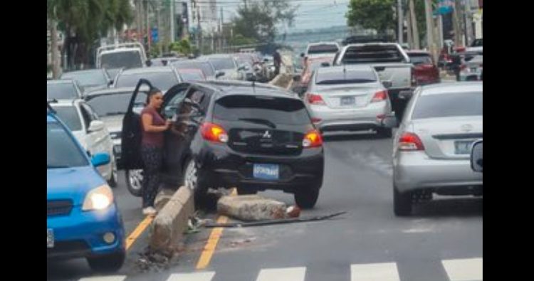 Conductora se accidenta y termina sobre los separadores del Paseo General Escalón