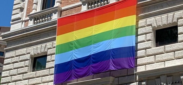 Embajada de EEUU en el Vaticano instala bandera del orgullo gay