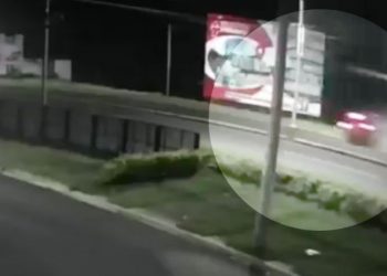 Conductor a toda velocidad pierde el control e impacta contra una valla publicitaria en Santa Ana