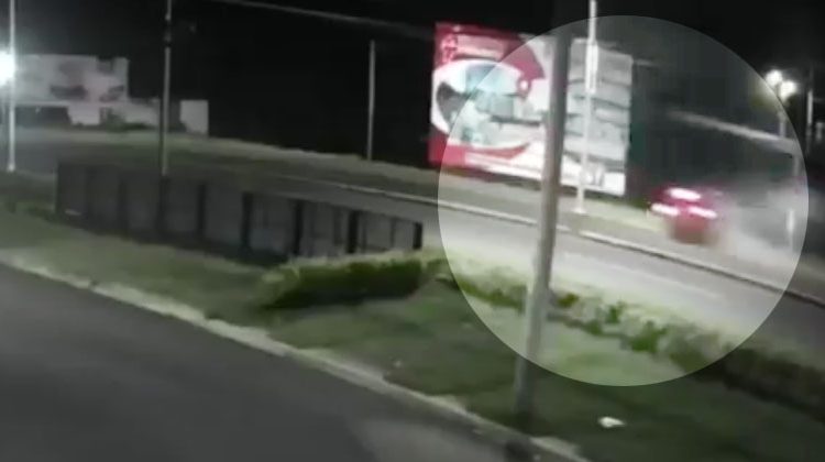 Conductor a toda velocidad pierde el control e impacta contra una valla publicitaria en Santa Ana