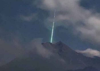Captan el momento en que un meteoro cae sobre el volcán más activo de Indonesia