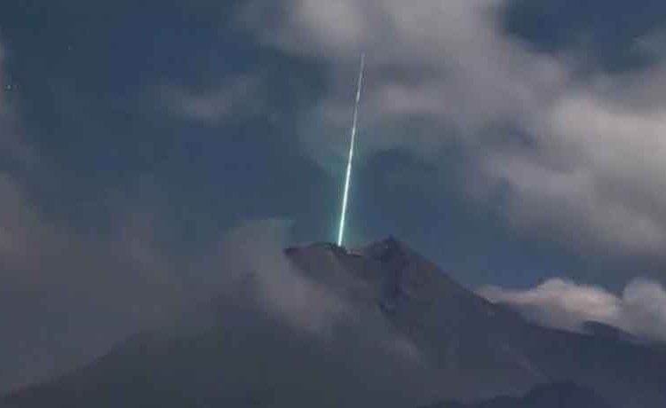 Captan el momento en que un meteoro cae sobre el volcán más activo de Indonesia