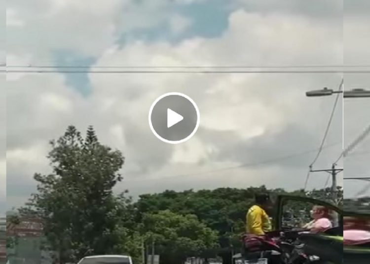 Graban el momento en que repartidor y conductor intolerantes se van a los puños y patadas en San Salvador