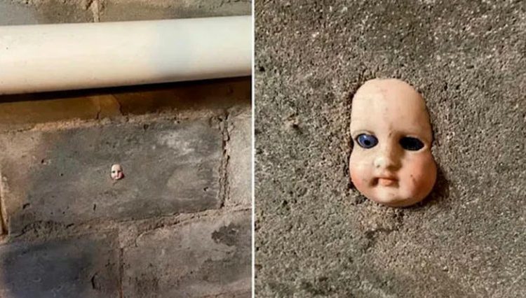 Encuentra una espeluznante muñeca con cemento en la pared de su casa