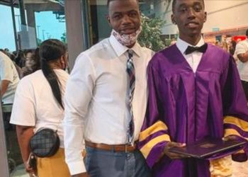 Profesor le dio sus zapatos a un alumno para que pudiera graduarse