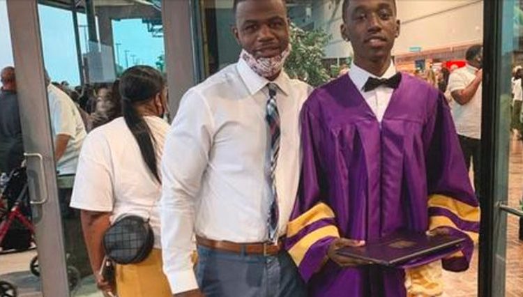 Profesor le dio sus zapatos a un alumno para que pudiera graduarse