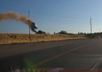 Vehículo a excesiva velocidad sale volando en un aparatoso accidente de tránsito