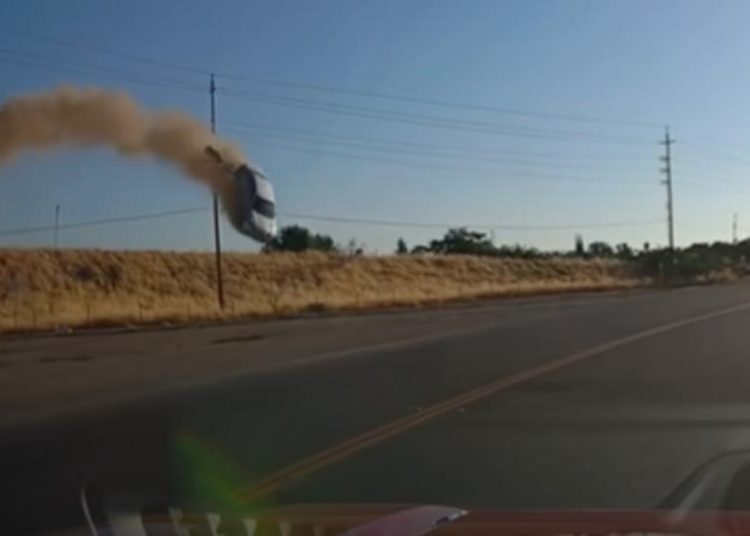 Vehículo a excesiva velocidad sale volando en un aparatoso accidente de tránsito