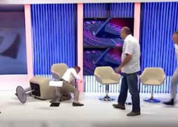 Entrevistados protagonizan brutal pelea en plena transmisión televisiva