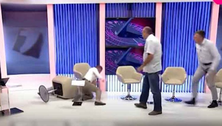Entrevistados protagonizan brutal pelea en plena transmisión televisiva