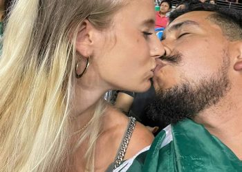 Mexicano y joven “gringa” protagonizan historia de amor en pleno partido México-Guatemala