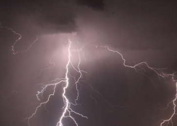Un rayo cae sobre un vehículo y lo funde por dentro