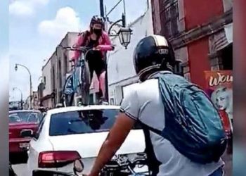 Mujer ciclista se molesta y termina subiendo al techo del vehículo que le impedía su paso en la ciclovía