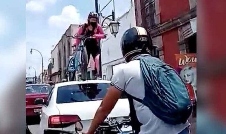Mujer ciclista se molesta y termina subiendo al techo del vehículo que le impedía su paso en la ciclovía