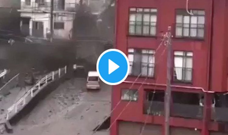 El impactante momento en que un alud de tierra sepulta a una comunidad en Japón