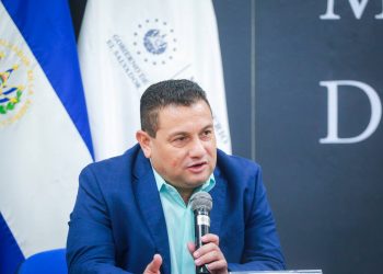 Ministro de trabajo Rolando Castro ordena mantener servicio de orientación laboral para los salvadoreños