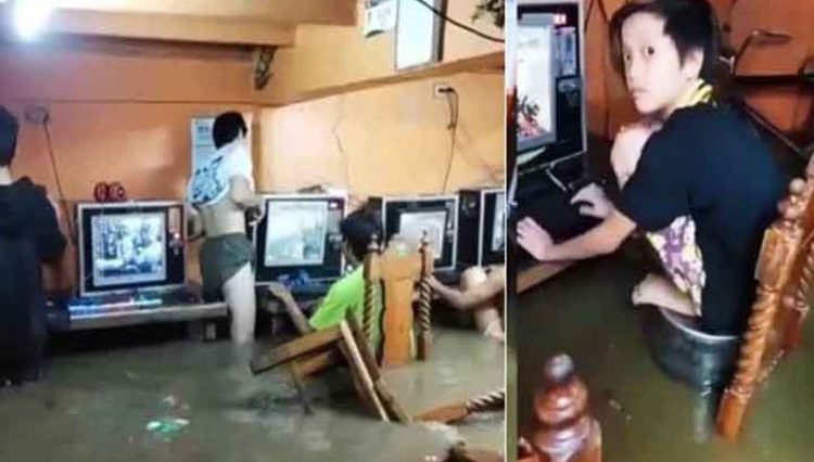 Jóvenes se reúsan a parar de jugar pese a estar todo inundado y poner en riesgo sus vidas