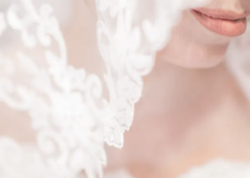 Un vestido de novia diseñado con mascarillas recicladas