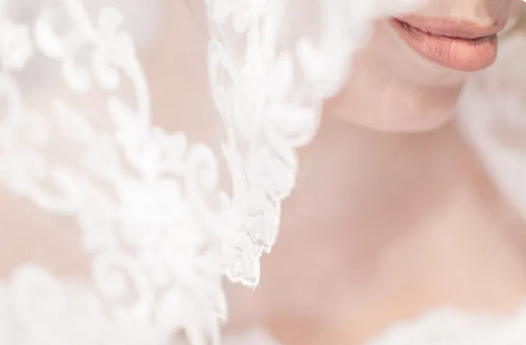 Un vestido de novia diseñado con mascarillas recicladas