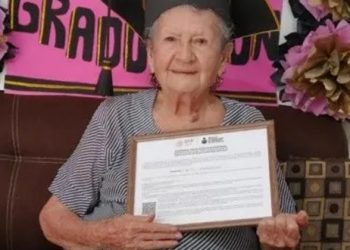 Abuelita de 89 años se gradúa del Plan Básico y se prepara para iniciar el Bachillerato