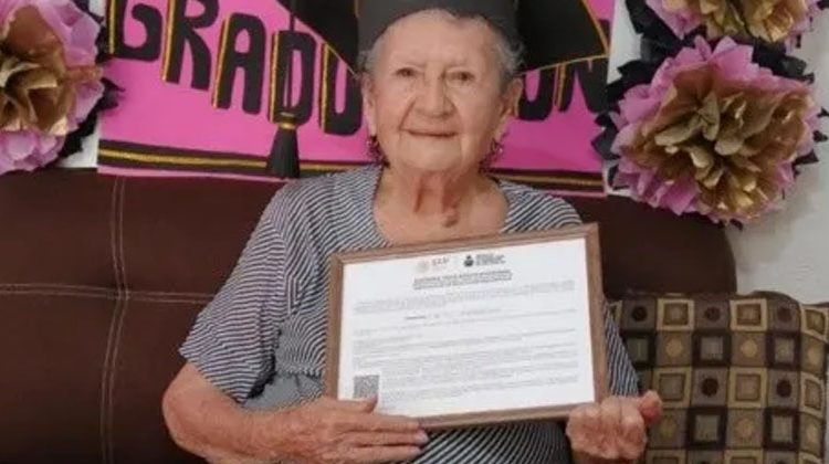 Abuelita de 89 años se gradúa del Plan Básico y se prepara para iniciar el Bachillerato