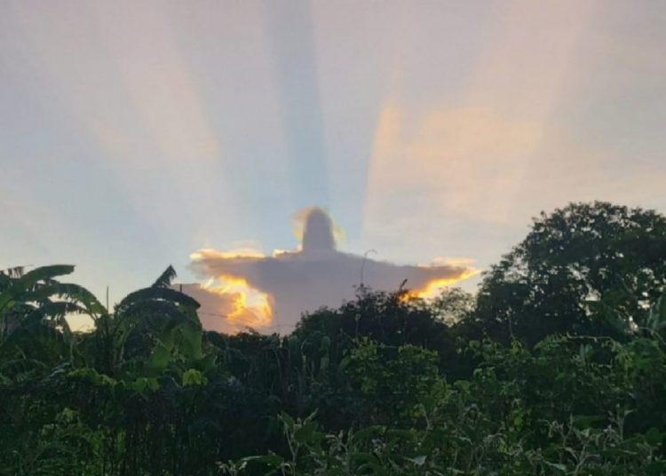 Aparece sorprendente nube con forma de Cristo Redentor