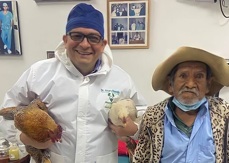 Ancianito “paga” con dos gallinas una operación de próstata