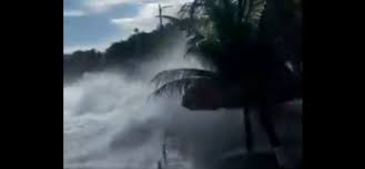 Captan cómo el fuerte oleaje azota ranchos en playa El Tunco
