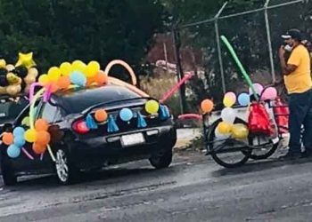 Amor de padre: Hombre se hace viral al acudir en carretón a una caravana festiva de la escuela de su hijo