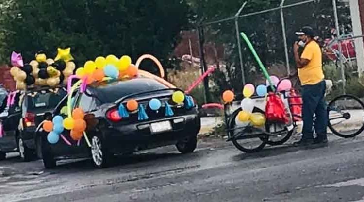 Amor de padre: Hombre se hace viral al acudir en carretón a una caravana festiva de la escuela de su hijo