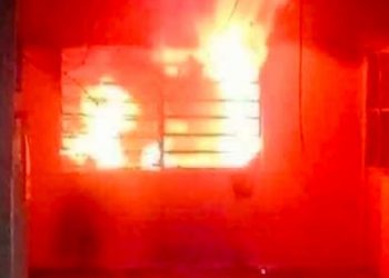 Mujer quema su casa cansada por el desorden de su esposo e hijo