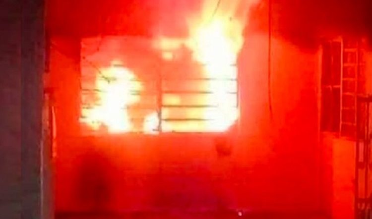 Mujer quema su casa cansada por el desorden de su esposo e hijo