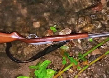 Delincuentes huyen al notar la presencia de la policía y abandonan un fusil en Chalatenango